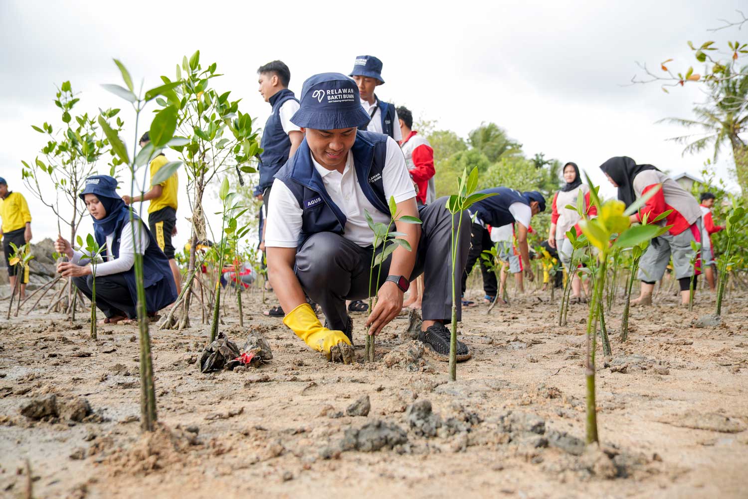 Relawan Bakti BUMN Batch VII di Mempawah Berlanjut hingga Desa Terpencil