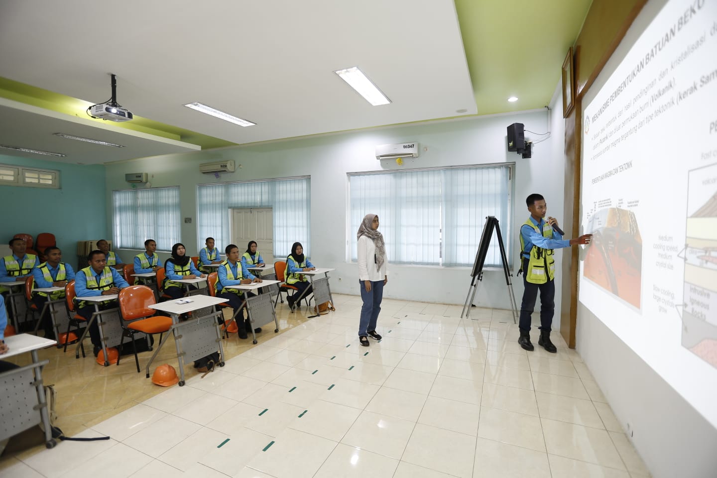 Pastikan Dampak Hilirisasi, MIND ID Perkuat SDM Daerah Lebih Unggul