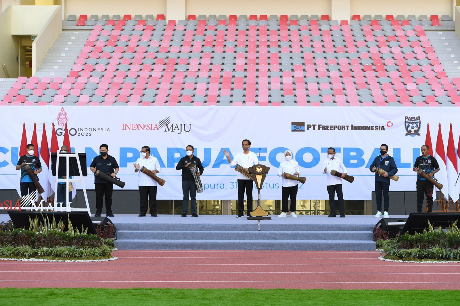 Presiden Jokowi Luncurkan Papua Football Academy bersama Anggota Grup MIND ID